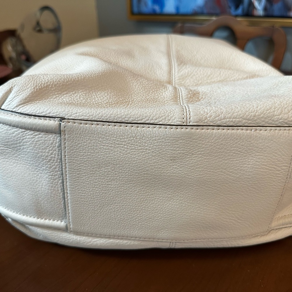 Gorgeous Cream Authentic Coach Leather Bag with Blue Interior - Picture 11 of 13